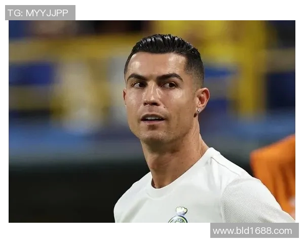 足球明星低调出街的真实瞬间曝光引发球迷热议与关注